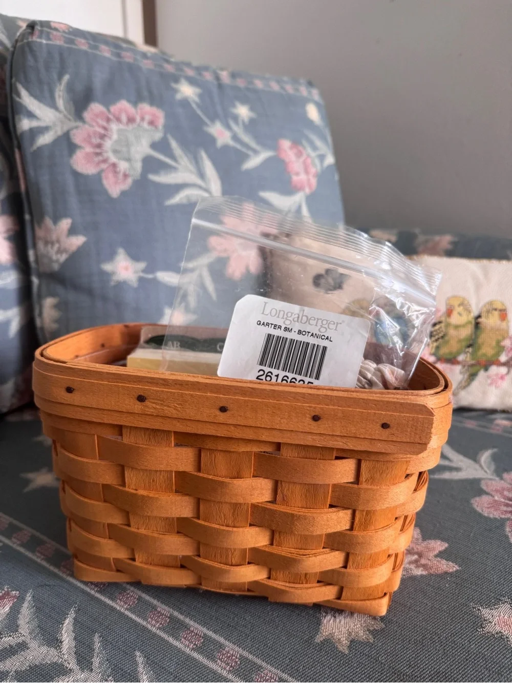 Longaberger Woven Basket with Floral garter - Recipe Cards - plastic liner - lid